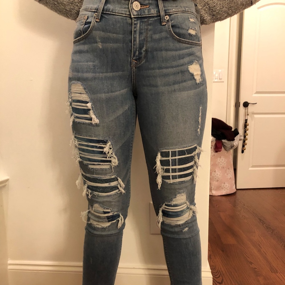 Express cropped skinny mid rise blue jeans.